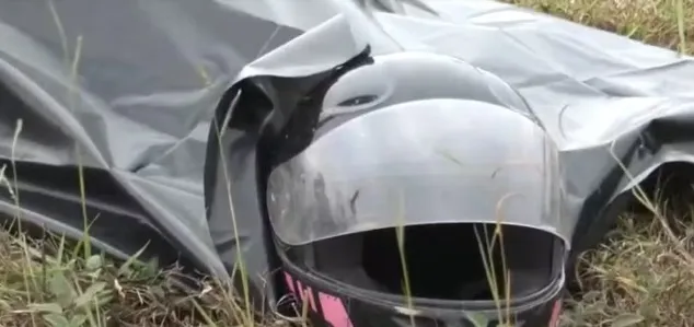 Imagem ilustrativa da imagem Passageiro morre e motociclista fica ferido após batida com caçamba