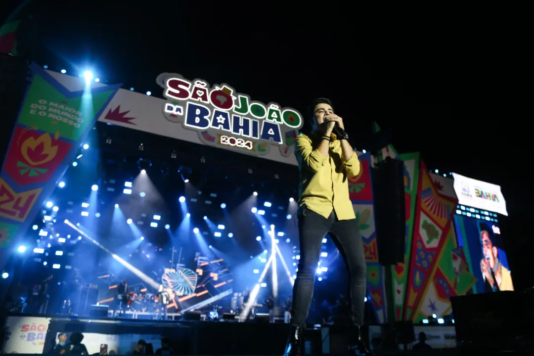 Cantor goiano Pedro Libe em sua apresentação no palco principal