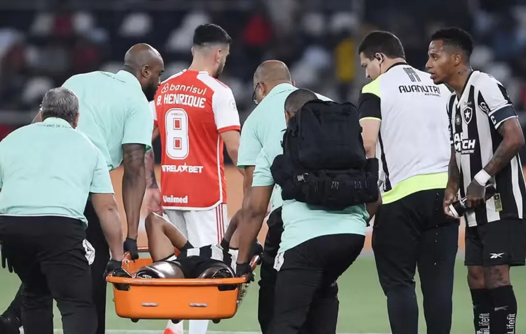 Junior Santos deixa Botafogo x Inter machucado