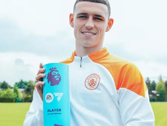 Phil Foden posando com o prêmio de melhor jogador da Premier League.