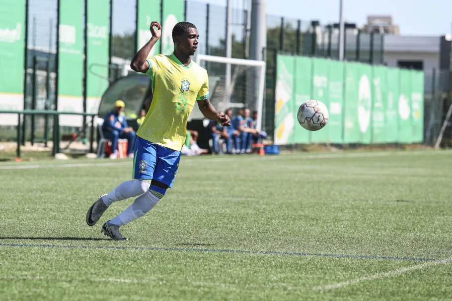 Roger Gabriel em ação com a camisa verde e amarela