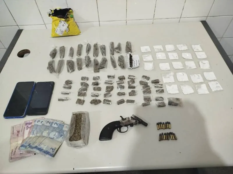 Material apreendido pelos policiais em Macajuba