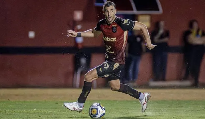 Cáceres será o titular na lateral-direita do Vitória contra o Atlético-MG