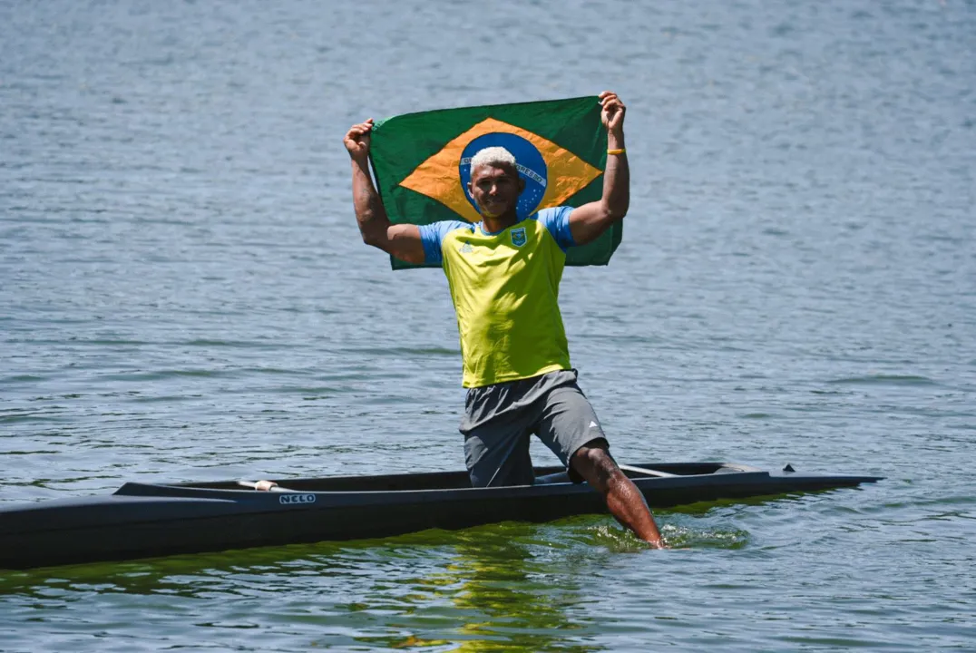 Isaquias Queiroz com a bandeira do Brasil
