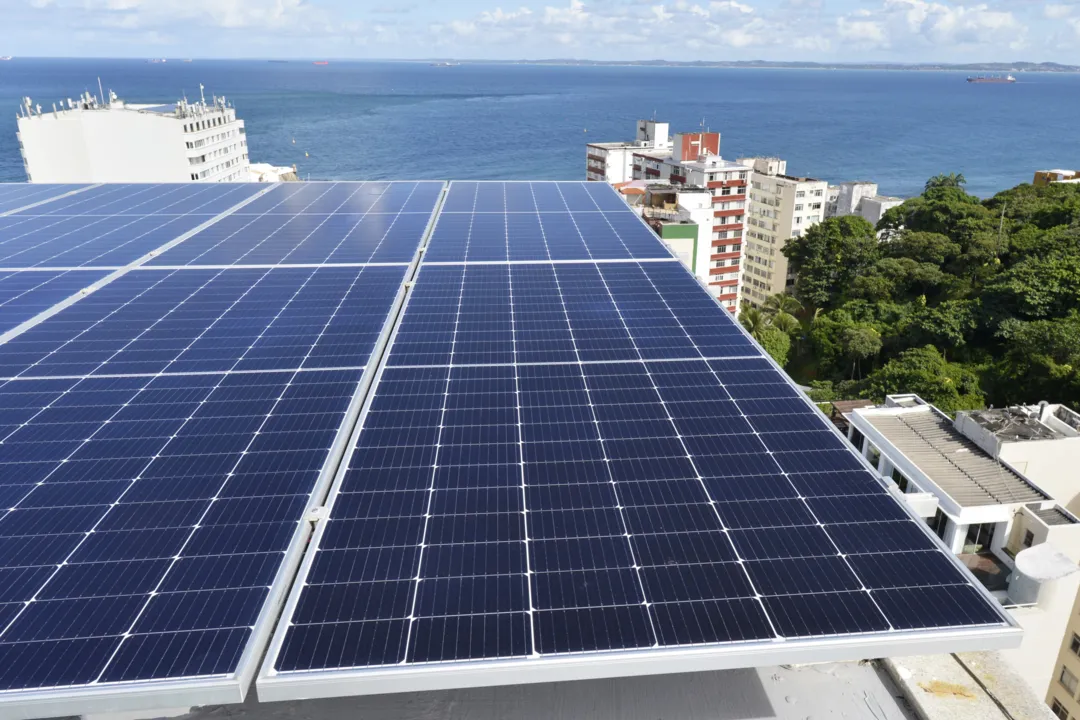 Painéis solares do condomínio Duetto Barra:  a implantação de energia sustentável é uma das práticas de ESG