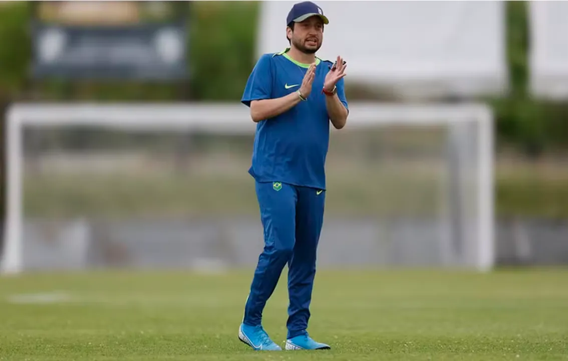 Arthur Elias durante o treino da seleção feminina