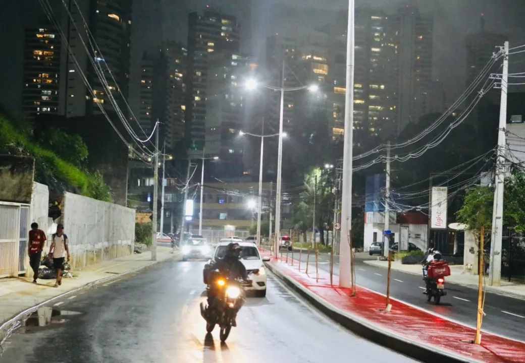 Novos postes, além da beleza decorativa, auxiliam na uniformidade da iluminação na orla da capital baiana