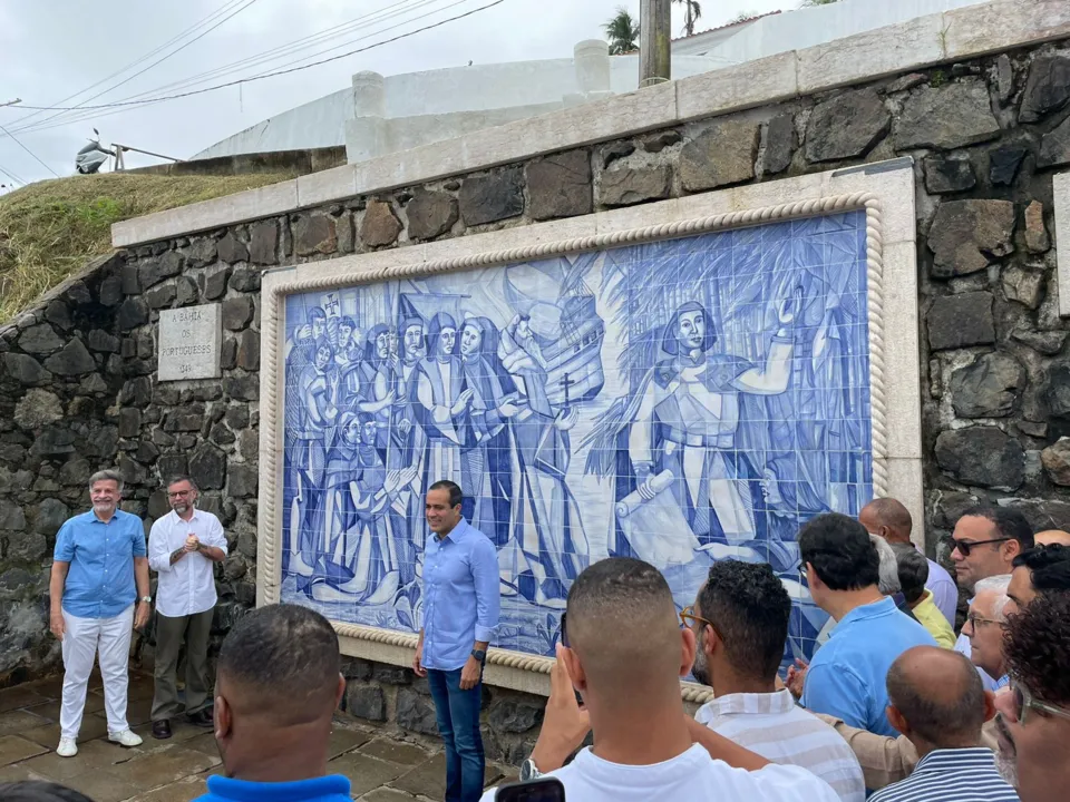 Bruno Reis, ao lado de Fernando Guerreiro e Pedro Tourinho, entregando Marco da Fundação da Cidade restaurado