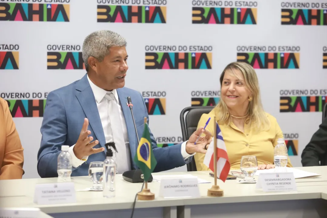 Governador Jerônimo Rodrigues em evento de transmissão de cargo antes de viajar à Europa