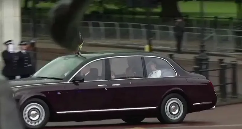 Kate Middleton passa pela avenida “The Mall”, que leva ao Palácio de Buckingham
