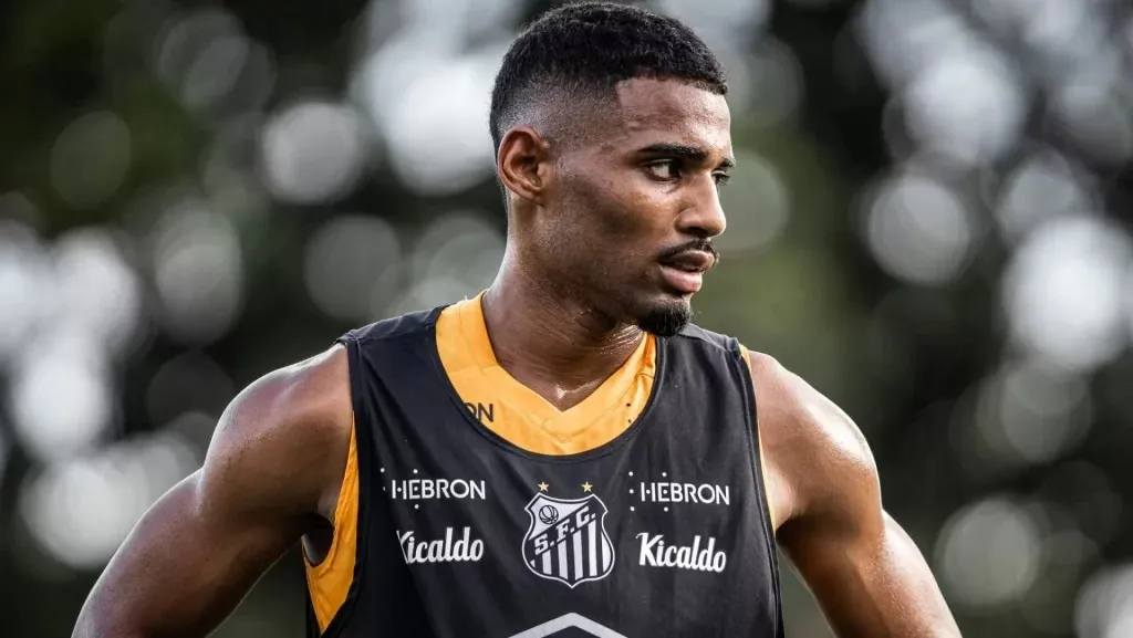 Joaquim durante treino com o Santos