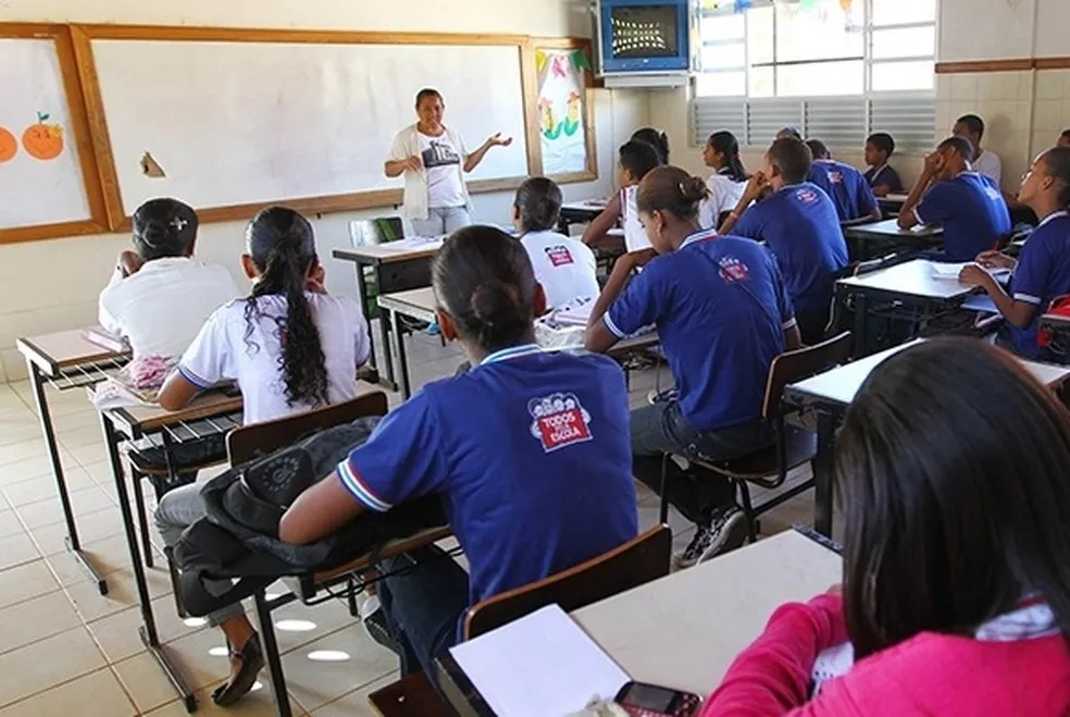 Governo também encaminhou um outro projeto de lei, determinando o repasse de um "abono extraordinário" aos professores