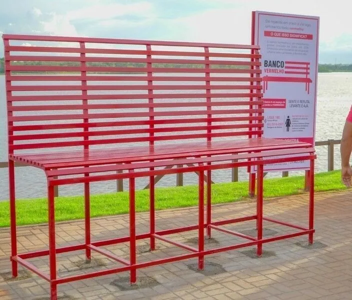 Ocupação urbana “Banco Vermelho” foi incluída na campanha “Agosto Lilás”, mês de proteção à mulher
