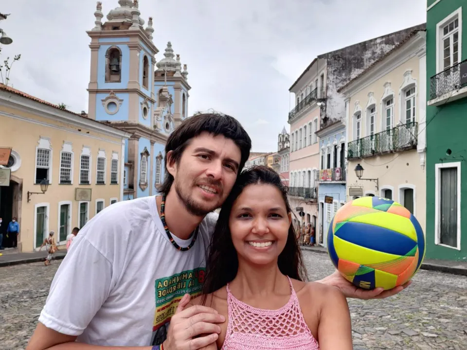 Sebastián Acevedo e Mônica da Silva são os idealizadores do documentário “Jogada pela Educação".