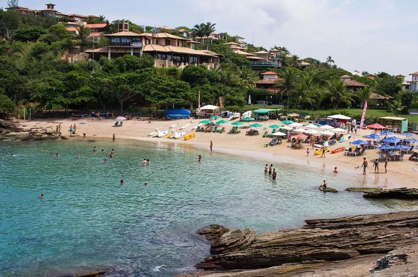 A proposta estabelece que condomínios e resorts precisam ter passagens que permitam o acesso da população às praias