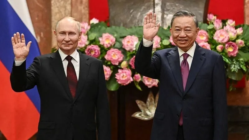Vladimir Putin e o presidente do Vietnã, To Lam , no Palácio Presidencial em Hanói, em 20 de junho de 2024