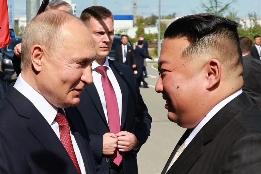 Vladimir Putin e Kim Jong-un em base de lançamentos aeroespacial no leste da Rússia