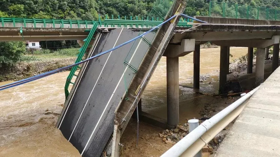 Ponte na província chinesa de Shaanxi desabou devido às fortes chuvas