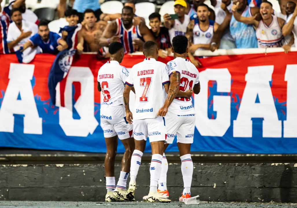 Jogadores do Bahia comemorando gol