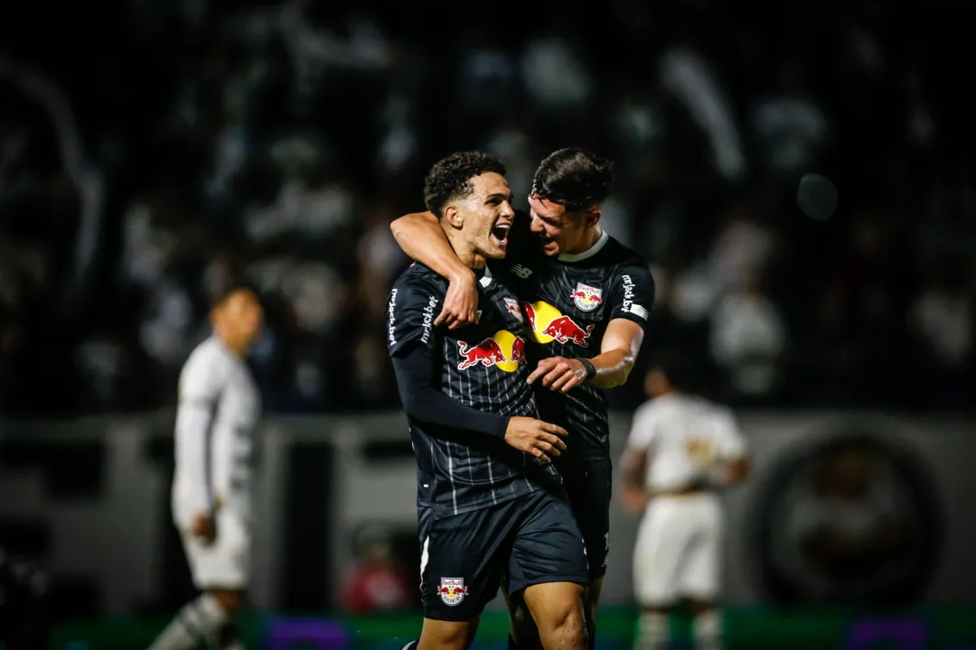 Jogadores do Bragantino comemoram classificação na Copa do Brasil