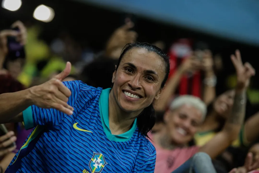 Marta posa para foto na Arena Fonte Nova