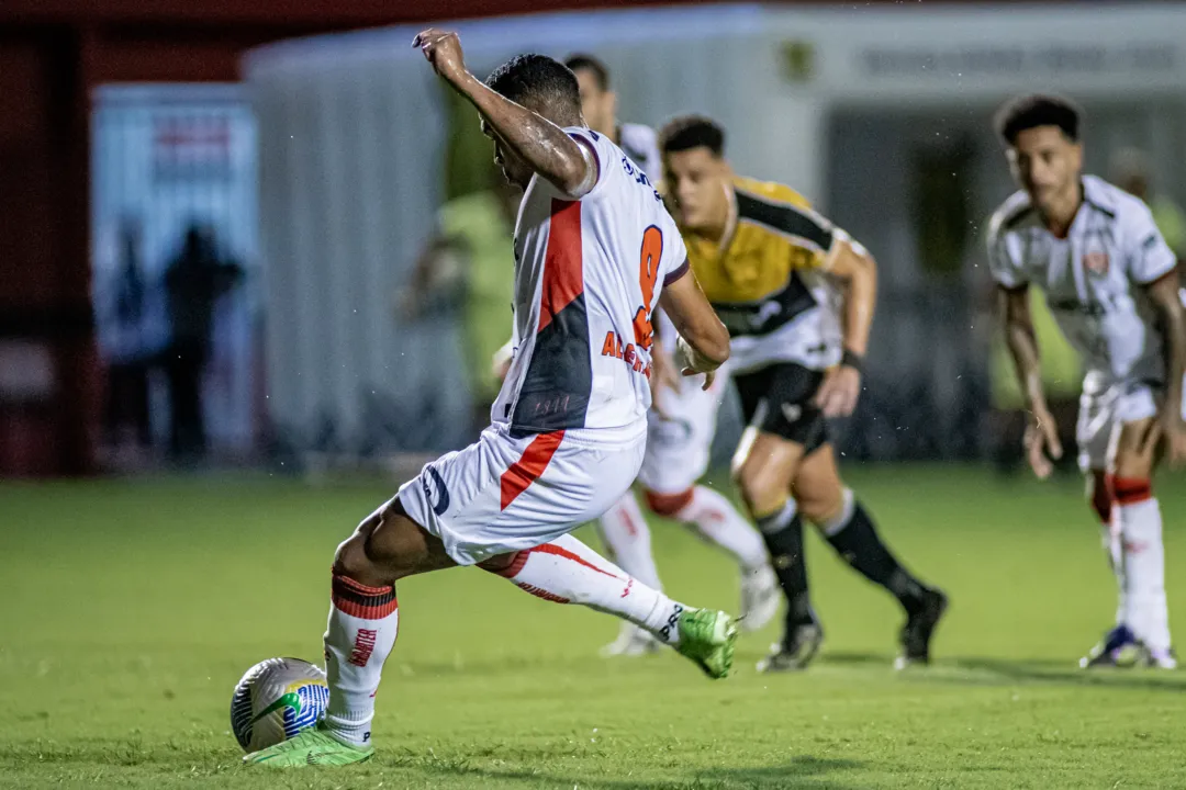 Alerrandro marcou o gol que abriu caminho para a vitória do Leão da Barra