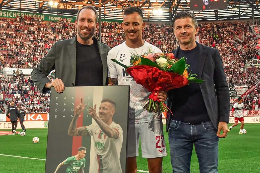 Iago recebe flores e quadro em homenagem do Augsburg