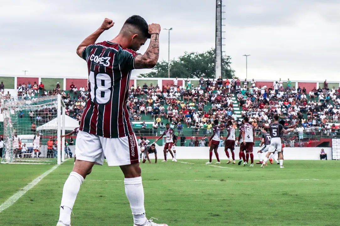 Cabralzinho comemora gol no Jóia da Princesa