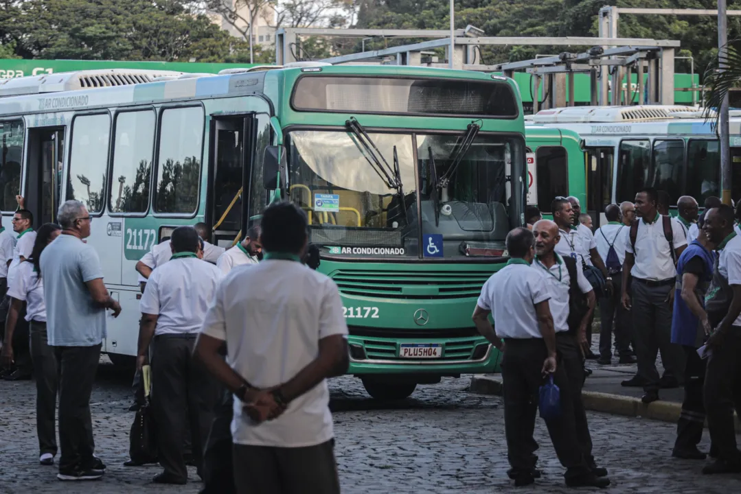 Mobilização aconteceu em frente de duas garagens