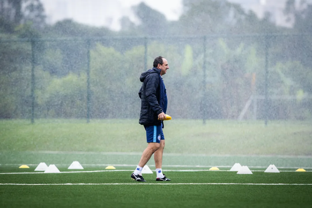 Em São Paulo, Rogério Ceni comanda atividade antes de pegar o Athletico