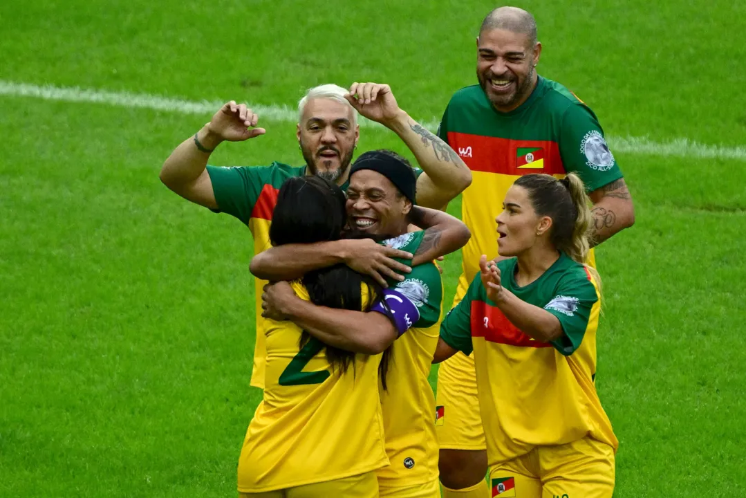 Ronaldinho comemorando gol com a cantora Ludmilla