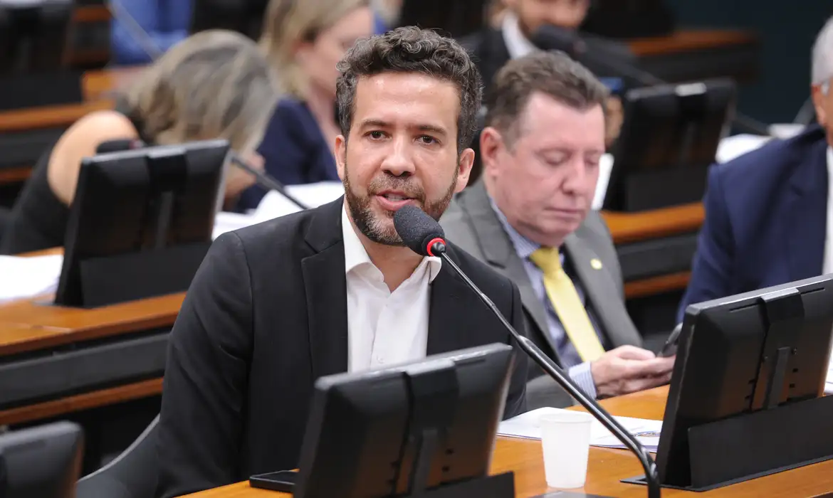 Janones chamou Bolsonaro de "miliciano" e "ladrão de joias