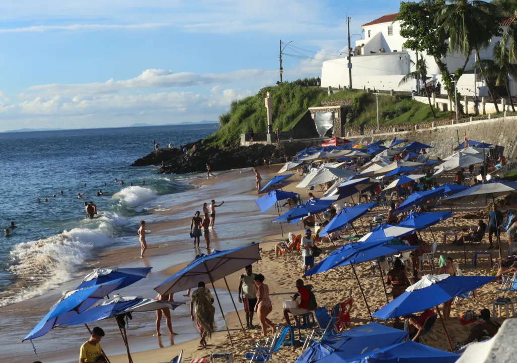 Previsão é de céu aberto ou parcialmente nublado

SALVAMAR E MARINHA FAZEM ALERTAM PARA BANHO E NAVEGAÇÃO NO MAR  NESTE PERÍODO DE CHUVA  
Visando o período mais intenso de chuva, a Salvamou fez um alerta aos banhistas que adoram um desafio e não dispensam uma ida à praia, mesmo diante das atuais condições. Nos últimos dias, os agentes da Salvamar relataram algumas ocorrências, e a Marinha do Brasil também registrou incidentes. 

Na foto:pessoas aproveitam o sol no porto da barra em salvador que saiu depois de tantos dias com chuvas fortes em Salvador. 

Foto:Denisse Salazar /AG. A TARDE
Data: 10/04/2024