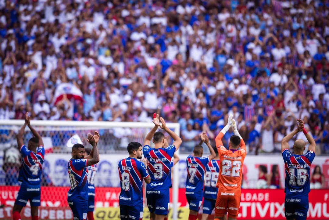 Elenco tricolor saudando a torcida