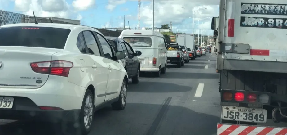 Saída de Salvador na BR-324 segue movimentada neste sábado