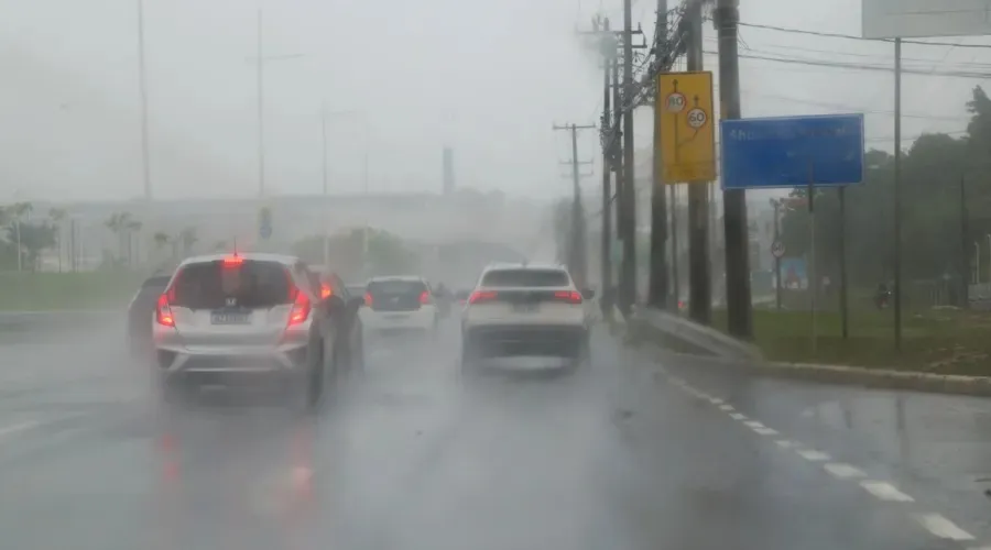 Chuva na Avenida Dorival Caymmi, no bairro de Itapuã