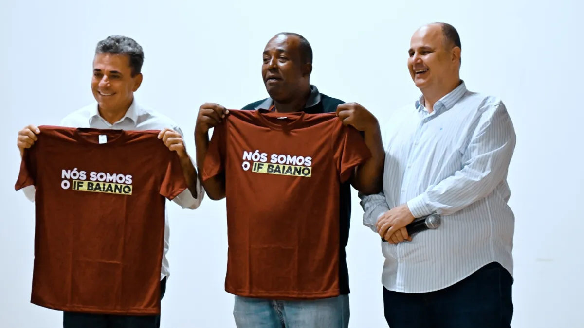 Reitor do IF Baiano, professor Aécio Duarte, professor da rede municipal, Francisco Anísio, e o prefeito de Santo Estêvão, Rogério Costa