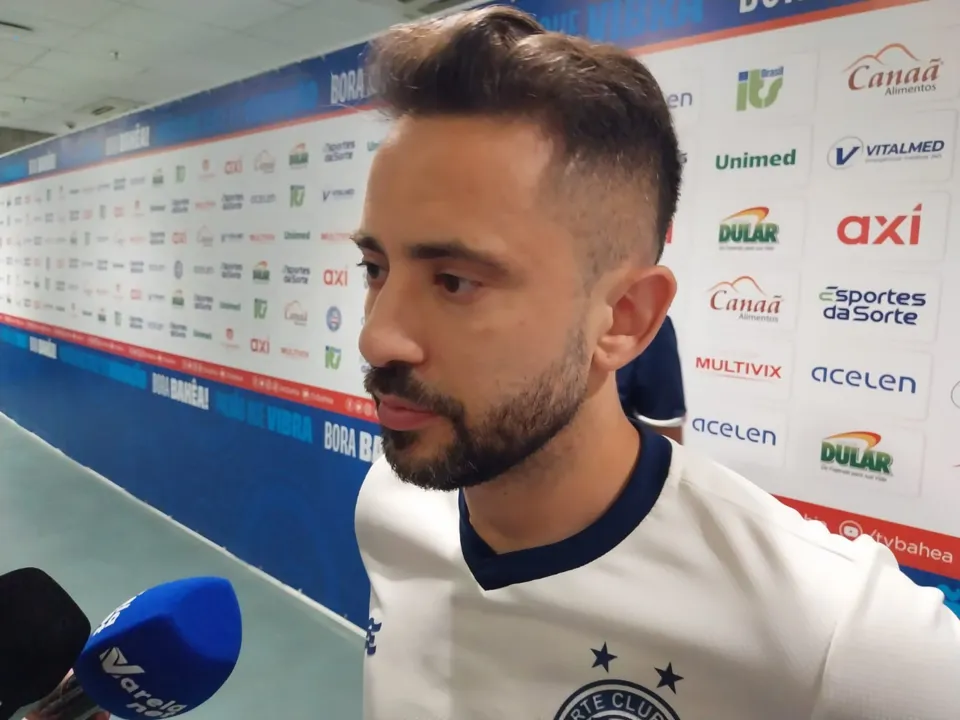 Éverton Ribeiro durante entrevista após o jogo