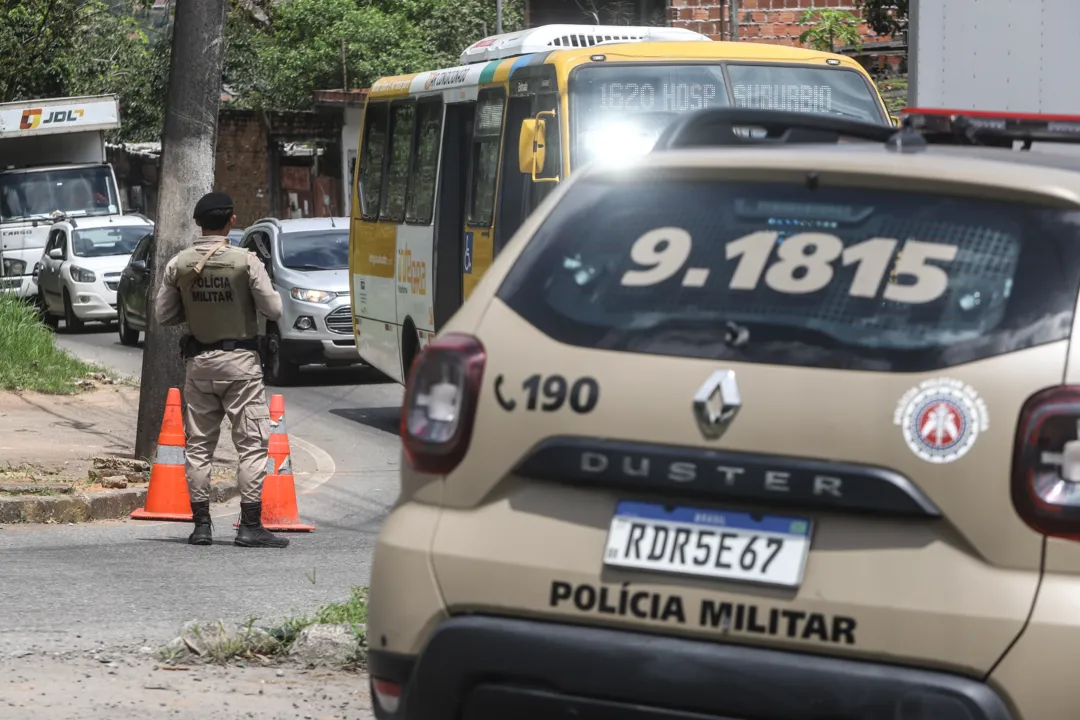 Viatura da Polícia Militar na Estrada do Derba