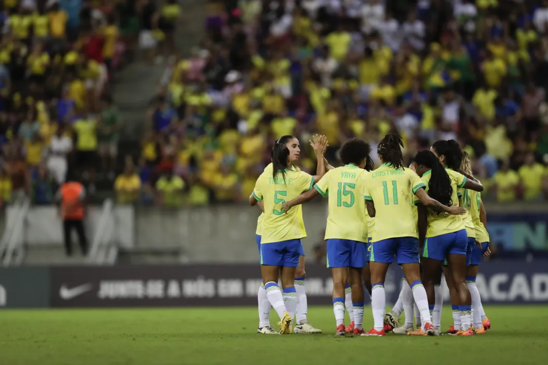 Meninas do Brasil em amistoso na Arena Fonte Nova
