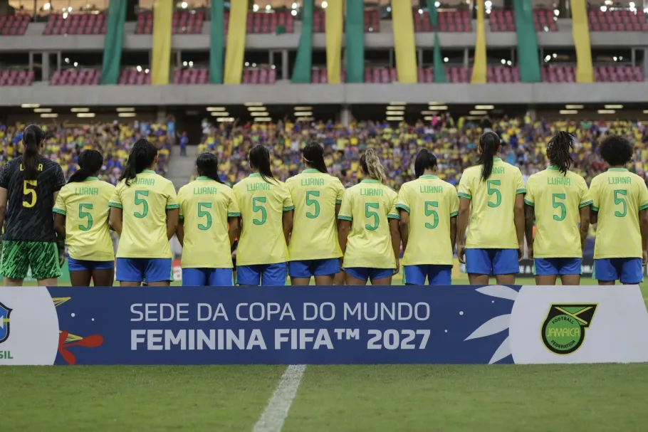 Time feminino do Brasil faz homenagem a meio-campista Luana