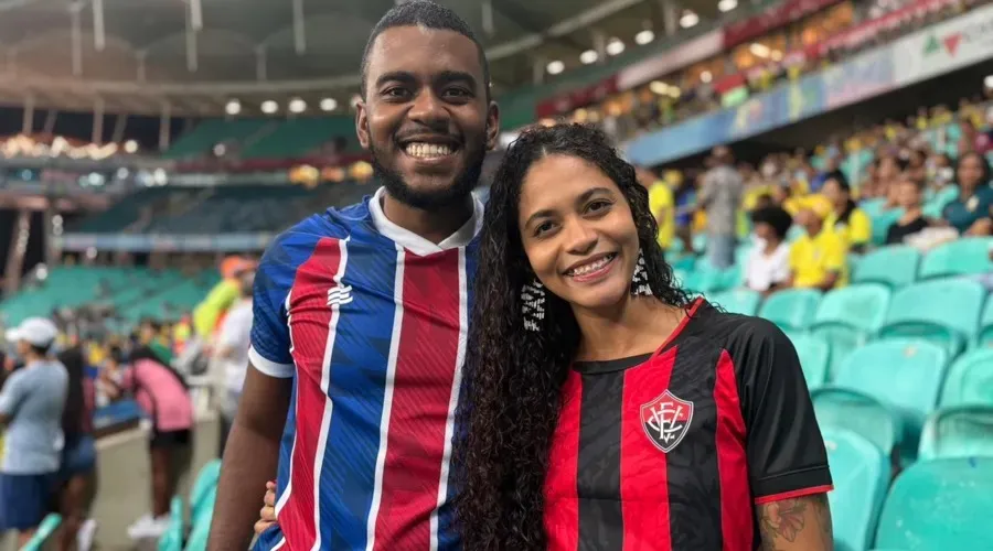 Casal Ba-Vi curtindo o jogo da Seleção feminina na Arena Fonte Nova