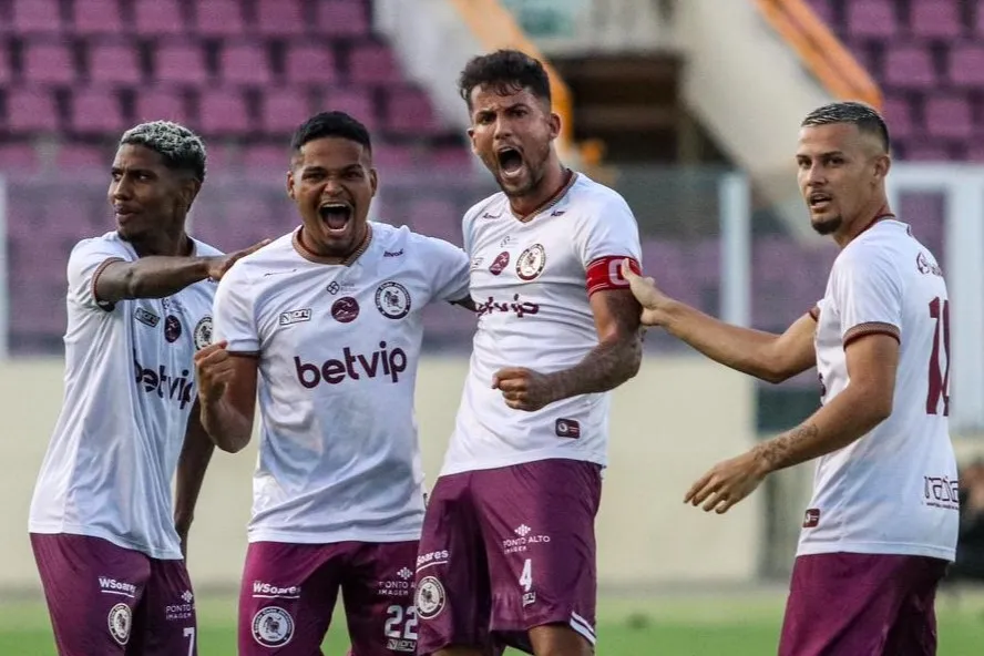 Matheus Cabral (com a faixa de capitão) comemora gol da vitória do Jacuipense sobre o Sergipe