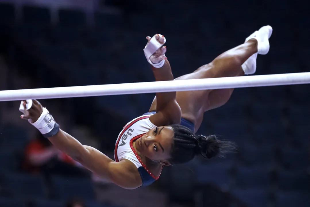 Simone Biles em apresentação nas paralelas