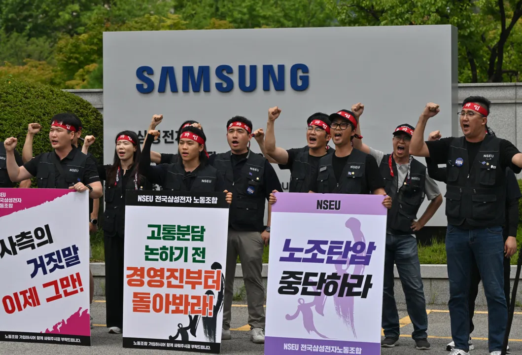 Membros do Sindicato Nacional da Samsung Electronics se manifestaram do lado de fora do Campus Giheung da empresa em Yongin