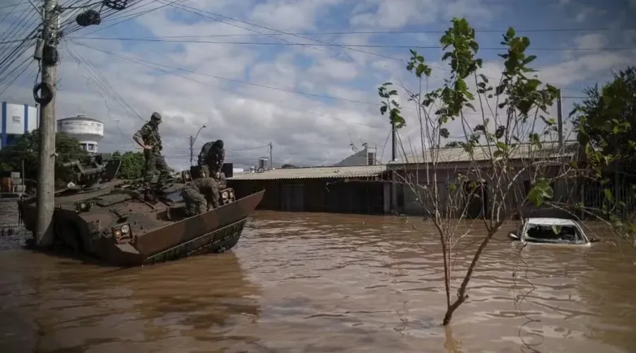 O nível da água do Lago Guaíba, em Porto Alegre, é de 5, 05 metros