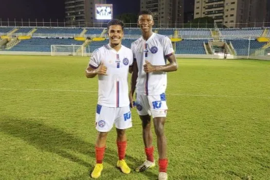 Autores dos gols posam para foto no Estádio Presidente Vargas