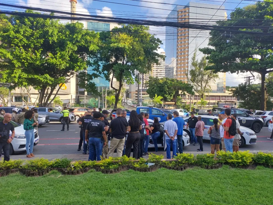 As Polícias Militar e Civil estiveram no local, além do Serviço de Atendimento Móvel de Urgência (SAMU)