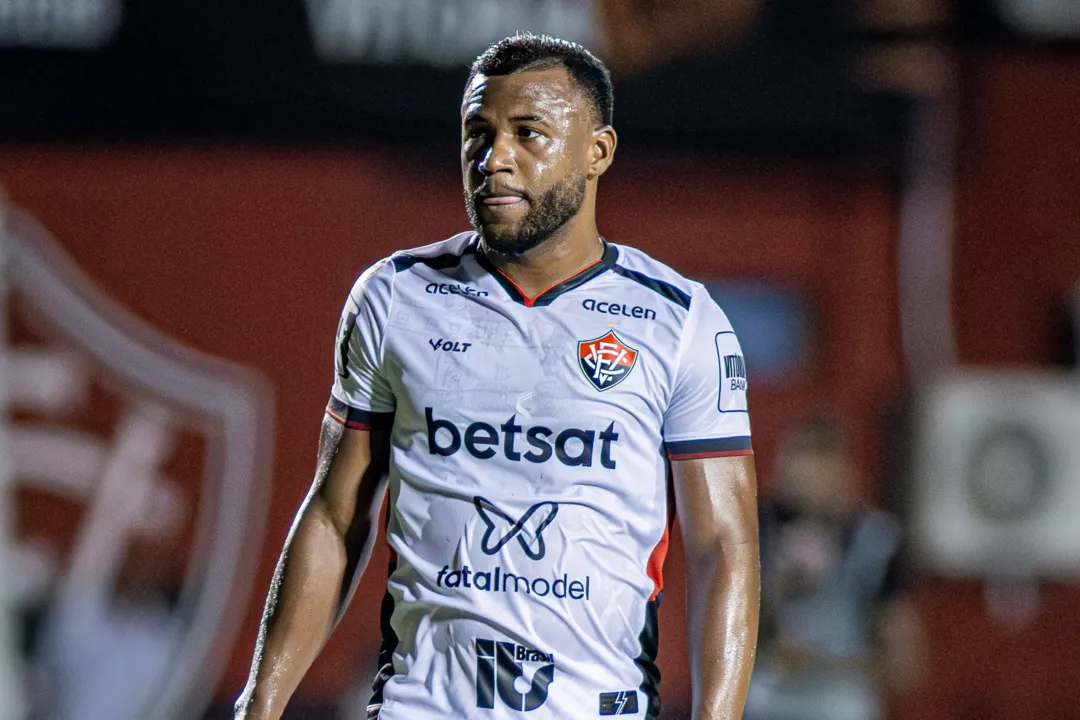 Luan Santos em campo pelo Vitória