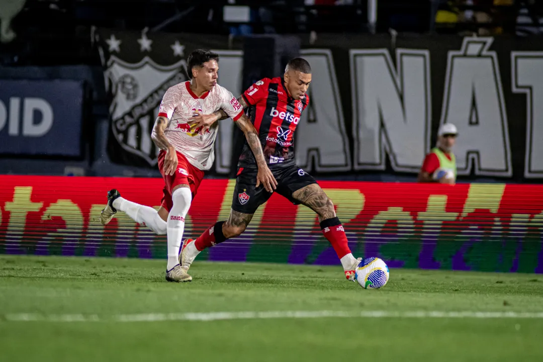 Lucas Esteves em ação diante do Red Bull Bragantino